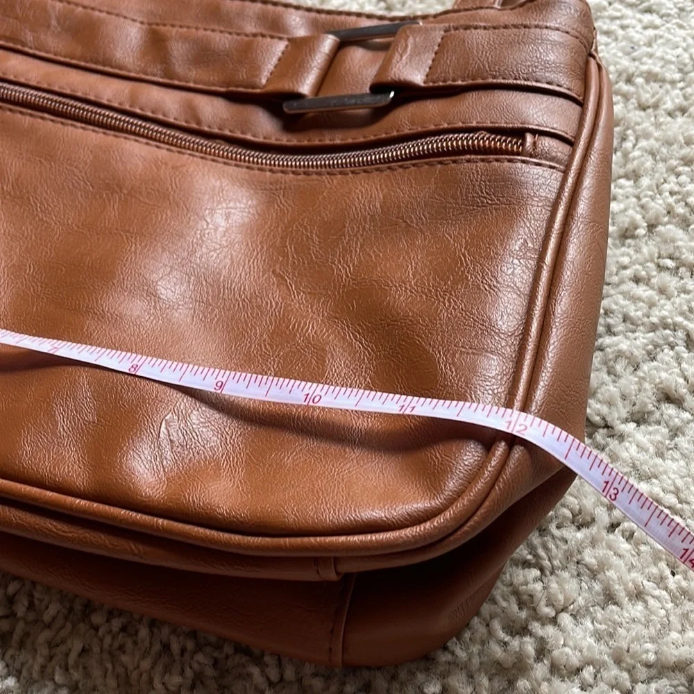 Brown purse with straps. Classic design and lots of organization.